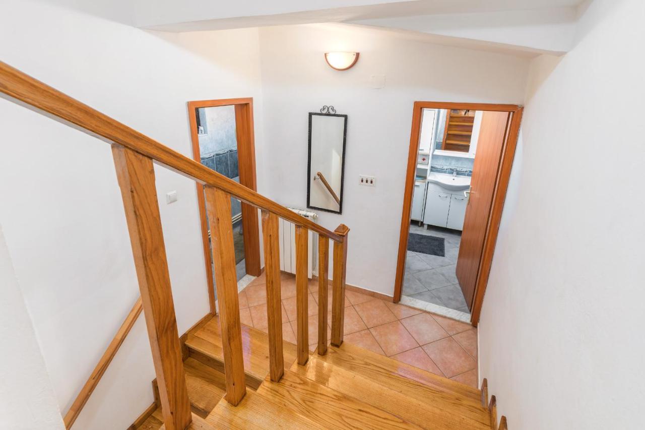 Apartment Lora *