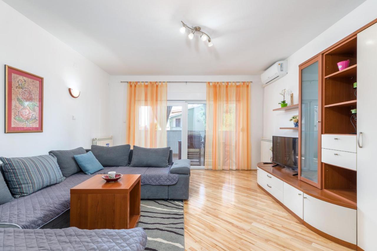 Apartment Lora *