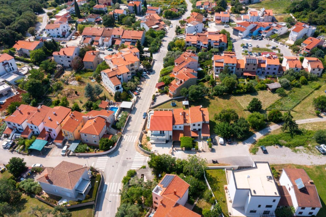 Lora * Pula